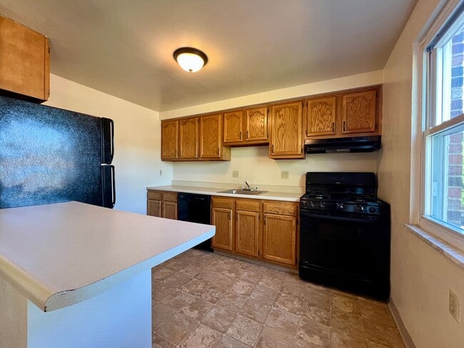 Building Photo - 2BR Townhome at Regency Place! Spacious Ro...
