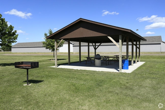 Neighborhood Picnic Area - Community Park Apartment Homes