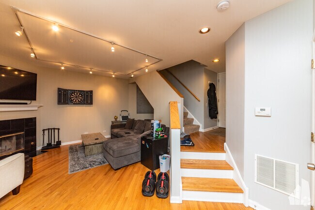 Building Photo - 2849 N Southport Ave Unit b Rental