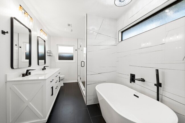 Photo - 2535 Southwick St