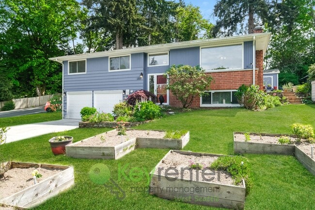 Photo - Des Moines 3 Bed Gem with Hot Tub and Spacious Layout