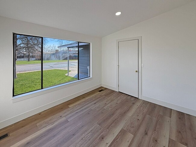 Photo - Renovated 4BR/2BA Boise Home – Modern Kitchen, Vaulted Ceilings & Fenced Backyard, Minutes to BSU...