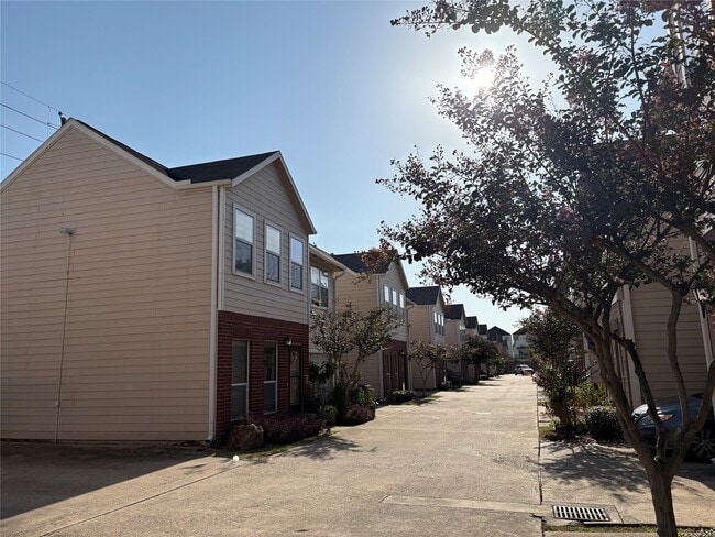 2241 Naomi St
