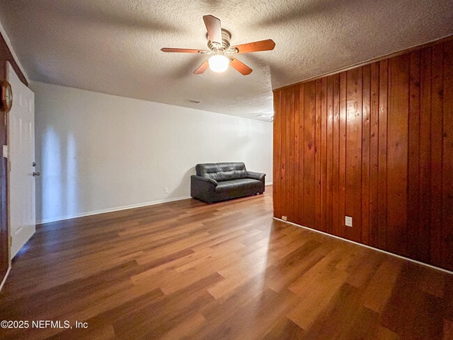 Photo - 3220 Myra St