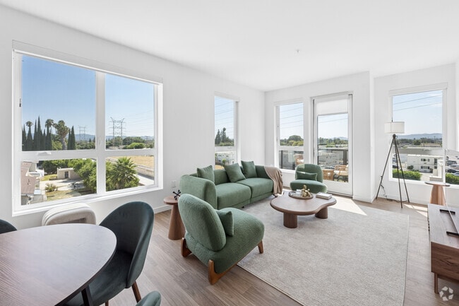 1BR, 1BA - 714SF - Living Room