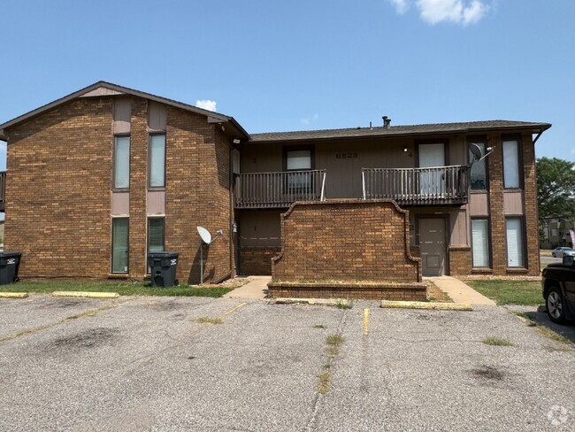 Building Photo - Upstairs 2 bedroom, 1 Bathroom apartment Unit 4