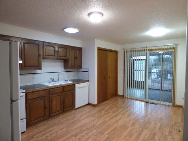 Photo - 1439-1441 Stuart St