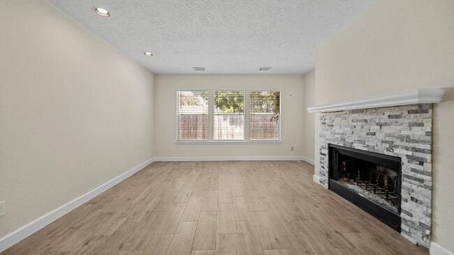 Photo - Lovely three-bedroom residence located on a cul-de-sac in Pearland ISD.