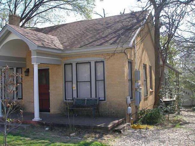 Building Photo - Hu Properties1 (317 W 35th St) Unit B