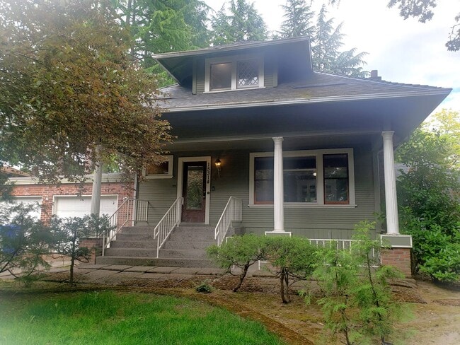 Building Photo - Large Unique House with Big Fenced Yard