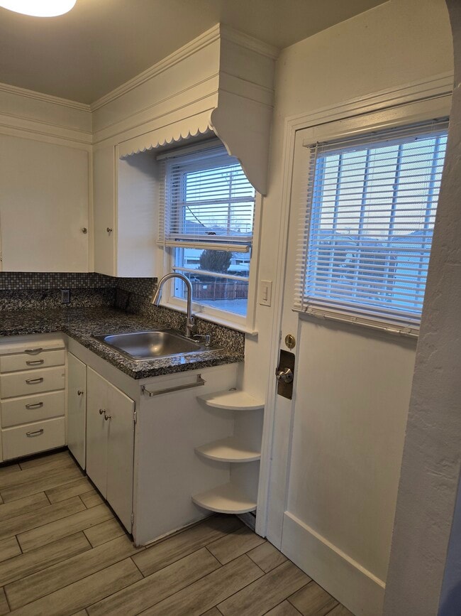 Photo - 849 Roberts St