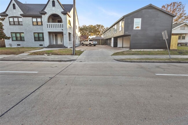 Building Photo - 2820 Blodgett St Unit 3