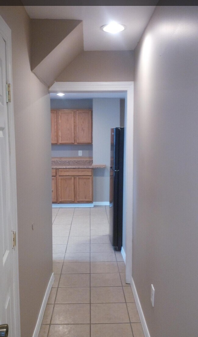 hall entry to kitchen - 103 W Chestnut St Unit 2