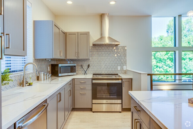 2 BR, 2 BA - 1672SF