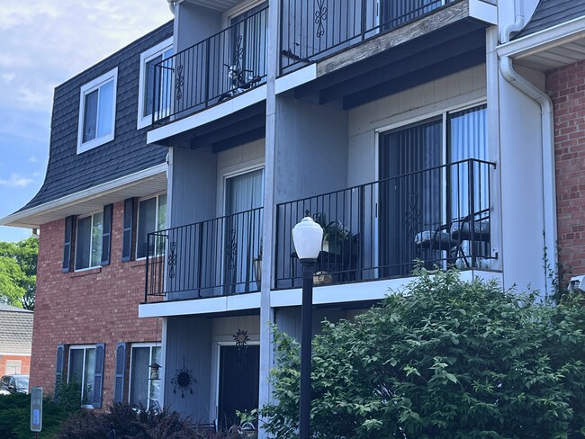Hollow Hills Apartments