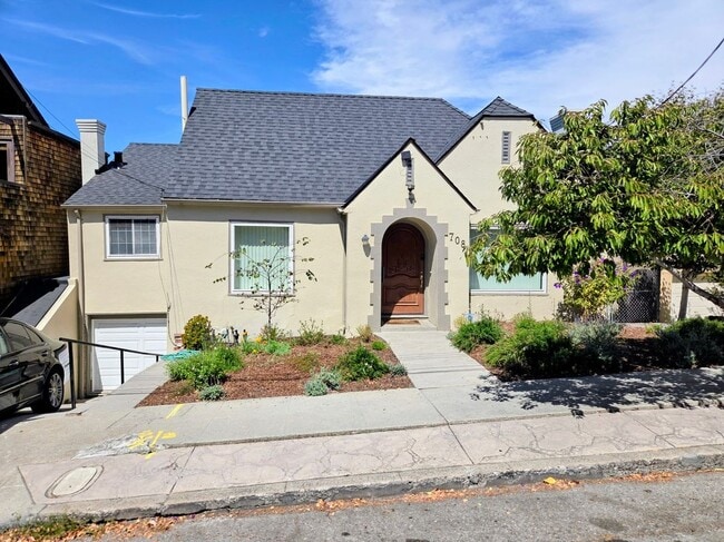 Building Photo - 708 Calmar Ave