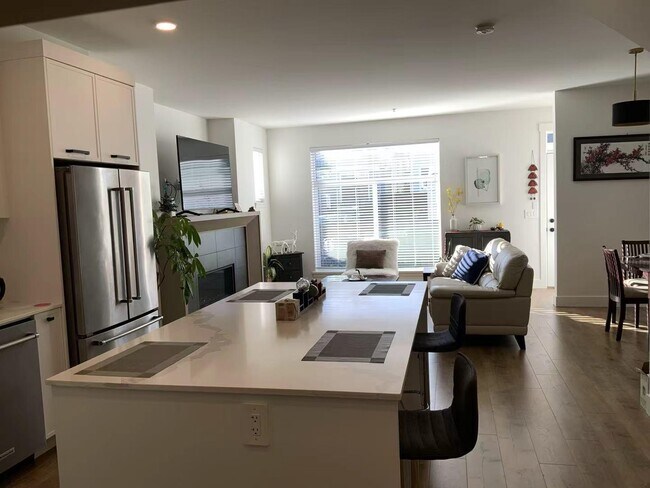 Photo - 19670-19675 75 Ave