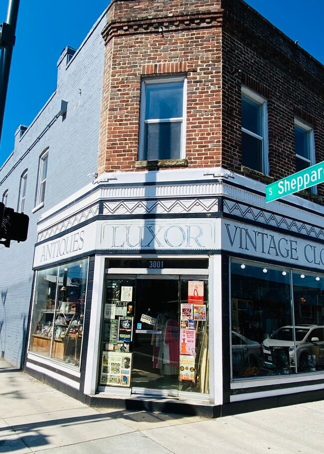 Building Photo - 3001 W Cary St Unit Apt. B