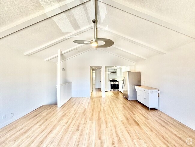 Building Photo - Oxnard | UPDATED | 2 Bed + 1 Bath- Upper u... Rental
