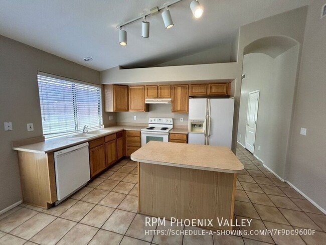 Photo - 16730 W Taylor St