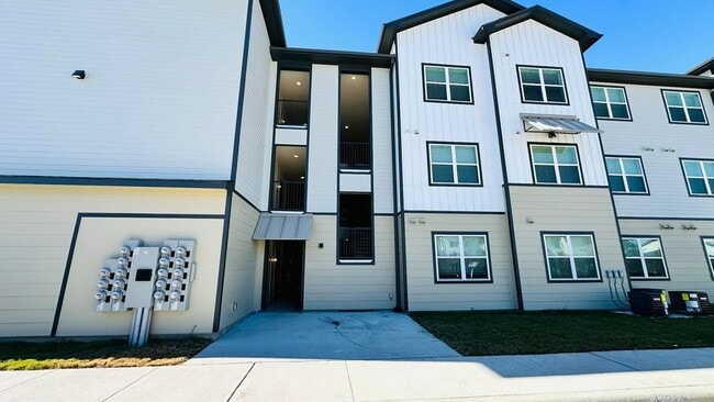 Photo - 19100 Woodland Hills Dr Unit B1