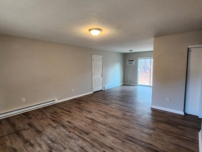 Photo - 408 Sheila St