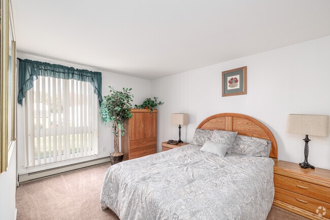2BR, 1BA - 825SF - Primary Bedroom