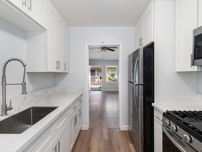 Building Photo - 201 E 12th St Rental