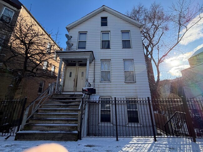 Building Photo - 2067 N Leavitt St Unit G