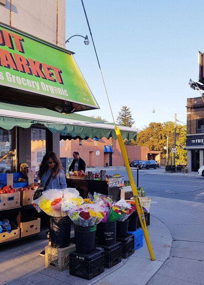 Photo - 3234 Yonge St