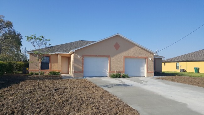 NEWER 3 bedroom 2 bath 1 car garage duplex... - NEWER 3 bedroom 2 bath 1 car garage duplex... Casa