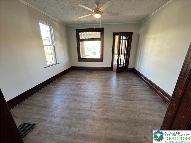 110 S 7th St