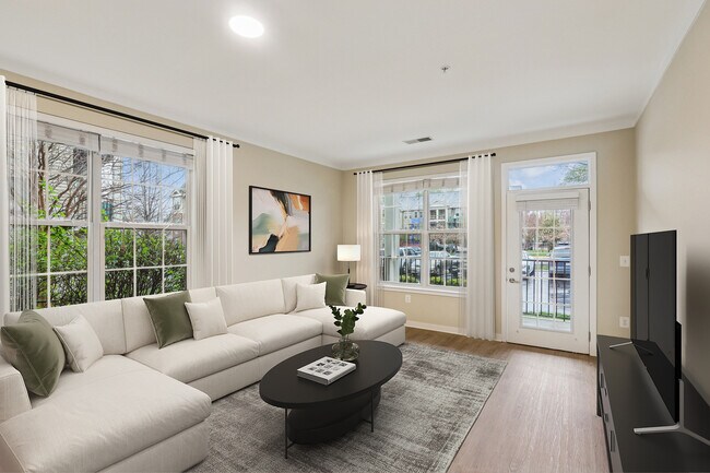 Sala de estar con acabados actualizados y nuevo piso de superficie dura. - Avalon Falls Church