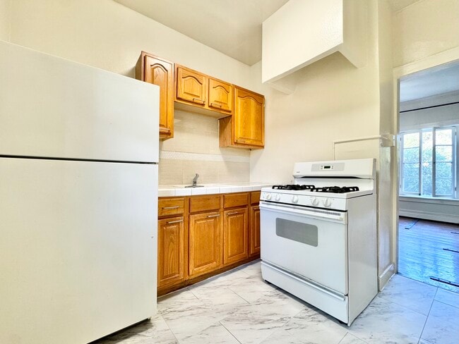 Building Photo - 532 S Coronado St Rental