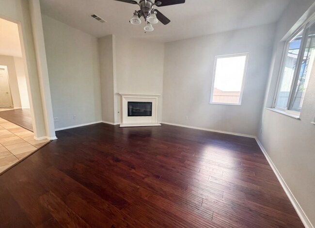 Photo - 738 Flower St