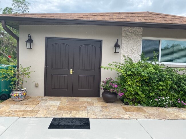 Front with independent entrance - 493 Castle Dr