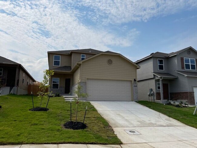 Photo - Stylish 4-Bedroom Home in Saint Hedwig | Space, Comfort & Convenience