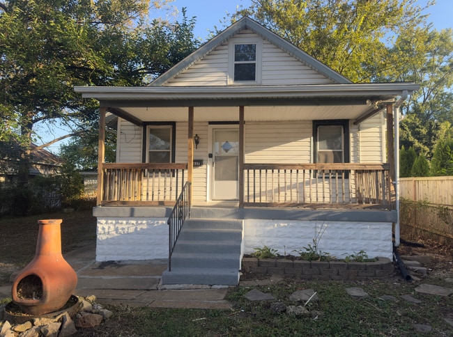 Building Photo - Recently Renovated 3-Bedroom Home in South...