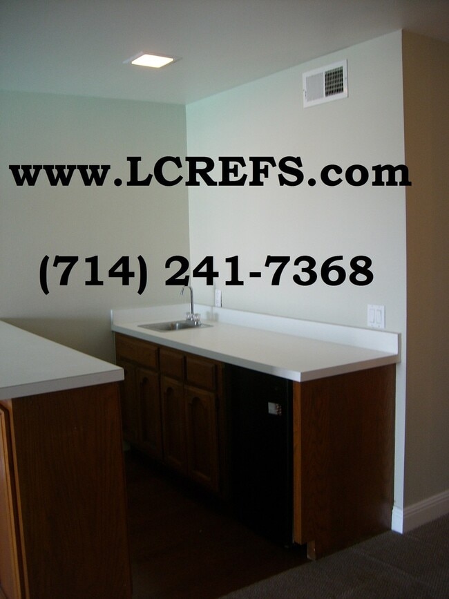 Photo - Los Caballeros #004 Unit 4B