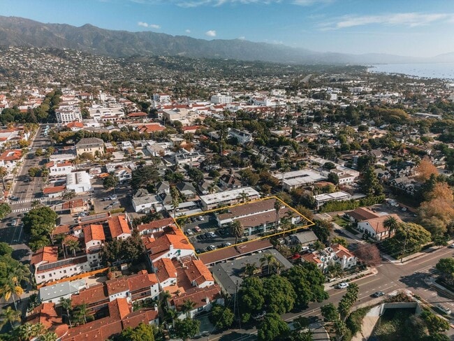 Building Photo - 1 BD Apartment in Convenient Downtown Santa Barbara Location Unit 320-08