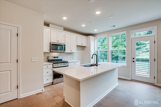 Building Photo - 624 Sadie Cir