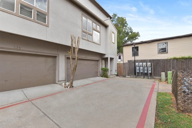 Photo - 241 N Lenox St