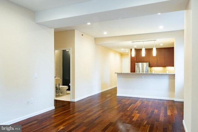 Building Photo - 1425 Locust St Unit 9C