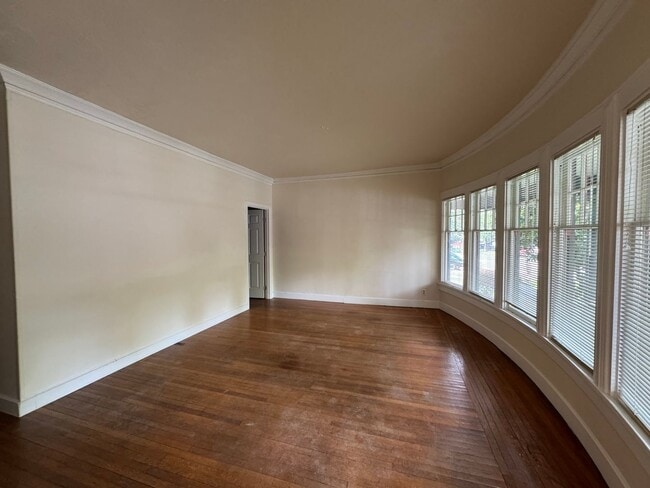 Photo - 2 Bedroom Unit in the the old Beta Theta Pi Fraternity House near UofO Campus Unit 379 E 12th Ave