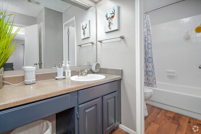 1BR, 1BA - 532SF - Bathroom - Alamo Park