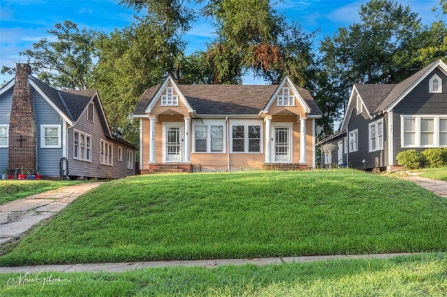 Building Photo - "Charming 1-Bed Retreat with Cozy Fireplac... Rental