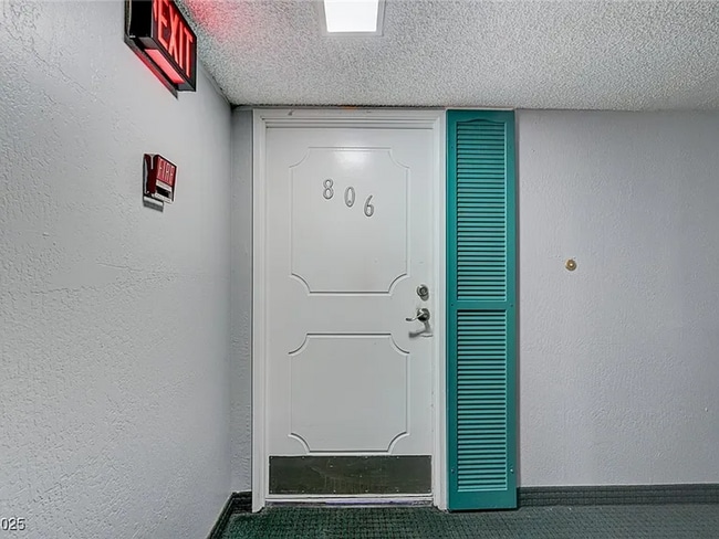 Photo - Enjoy resort-style living in this 2 Bed 2 Bath Condo with Stunning Strip Views in the Wimbledon C... Unidad 806