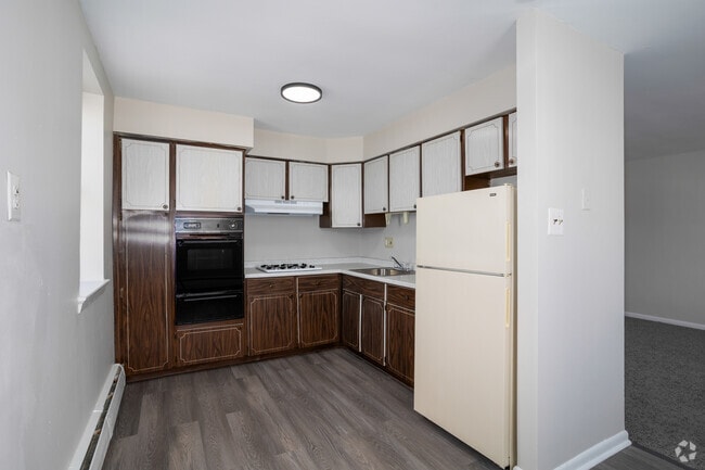 1BR, 1BA - 650-720SF - Kitchen - Algon Arms