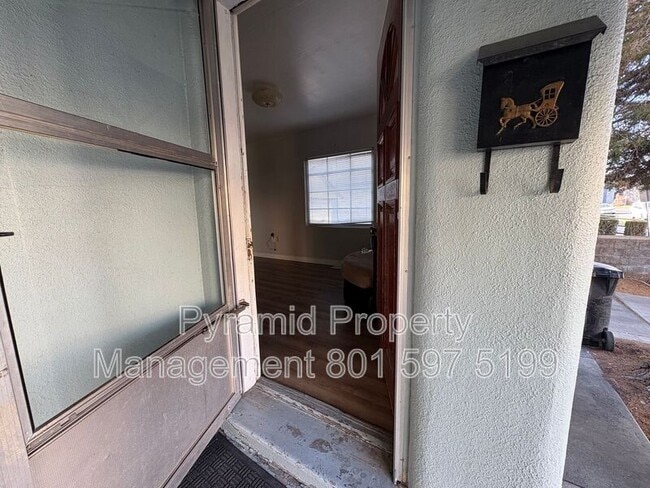 Photo - 39-43 W 880 N