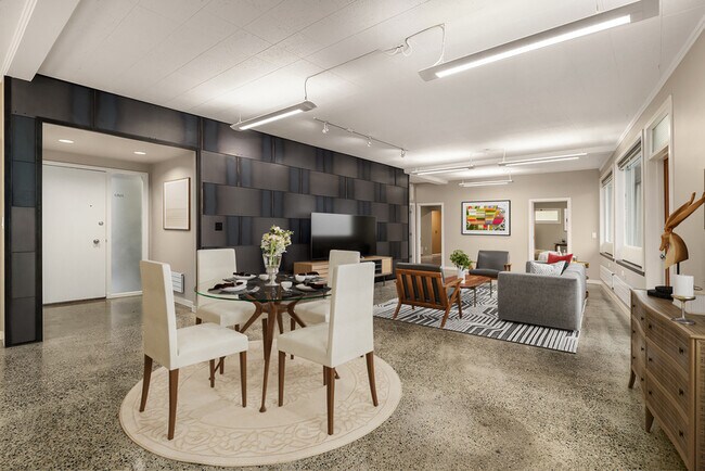 Photo - 2562 Dexter Ave N